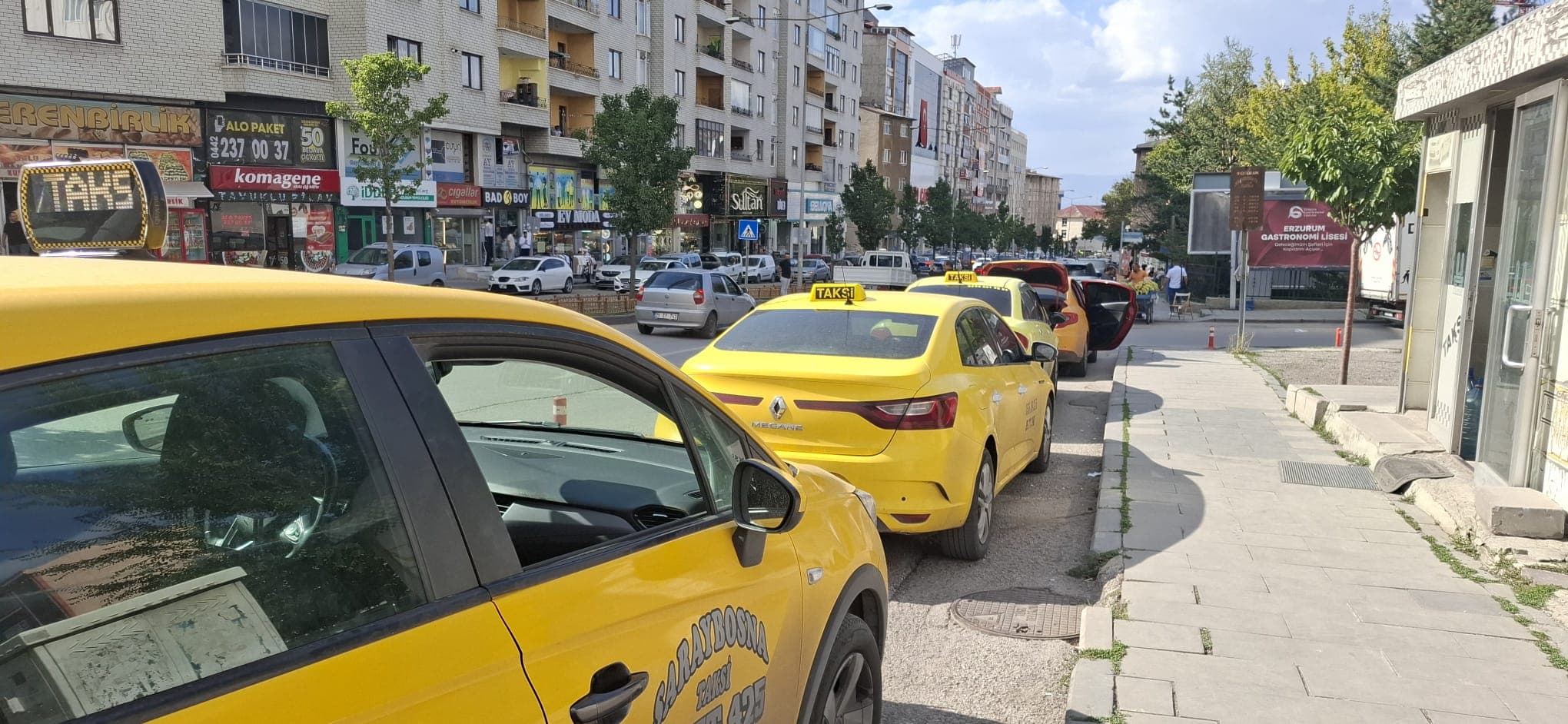 Gece Erzurum caddesinde hareket eden taksi